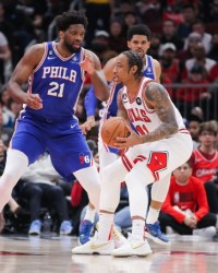  恩比德伤退76人内线告急  