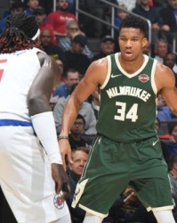  巴恩斯隔扣字母哥引爆全场，猛龙终结雄鹿连胜  