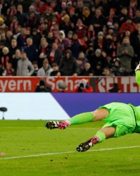  朗斯客场逼平巴黎，门将神扑获评全场最佳  