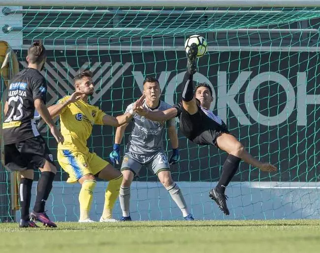  朗斯门将神勇扑点助球队零封对手  