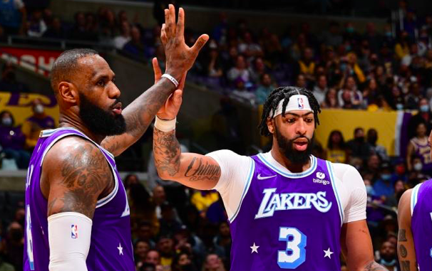  詹姆斯三双助湖人险胜，雷霆遭逆转惜败  