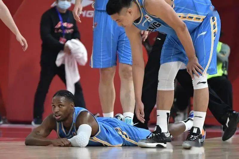  尼姆中场组织乏力，客场溃败暴露体系缺陷